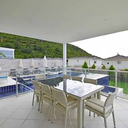 Oludeniz'de 4 Odali Ozel Havuzlu Jakuzili Luks * 费特希耶